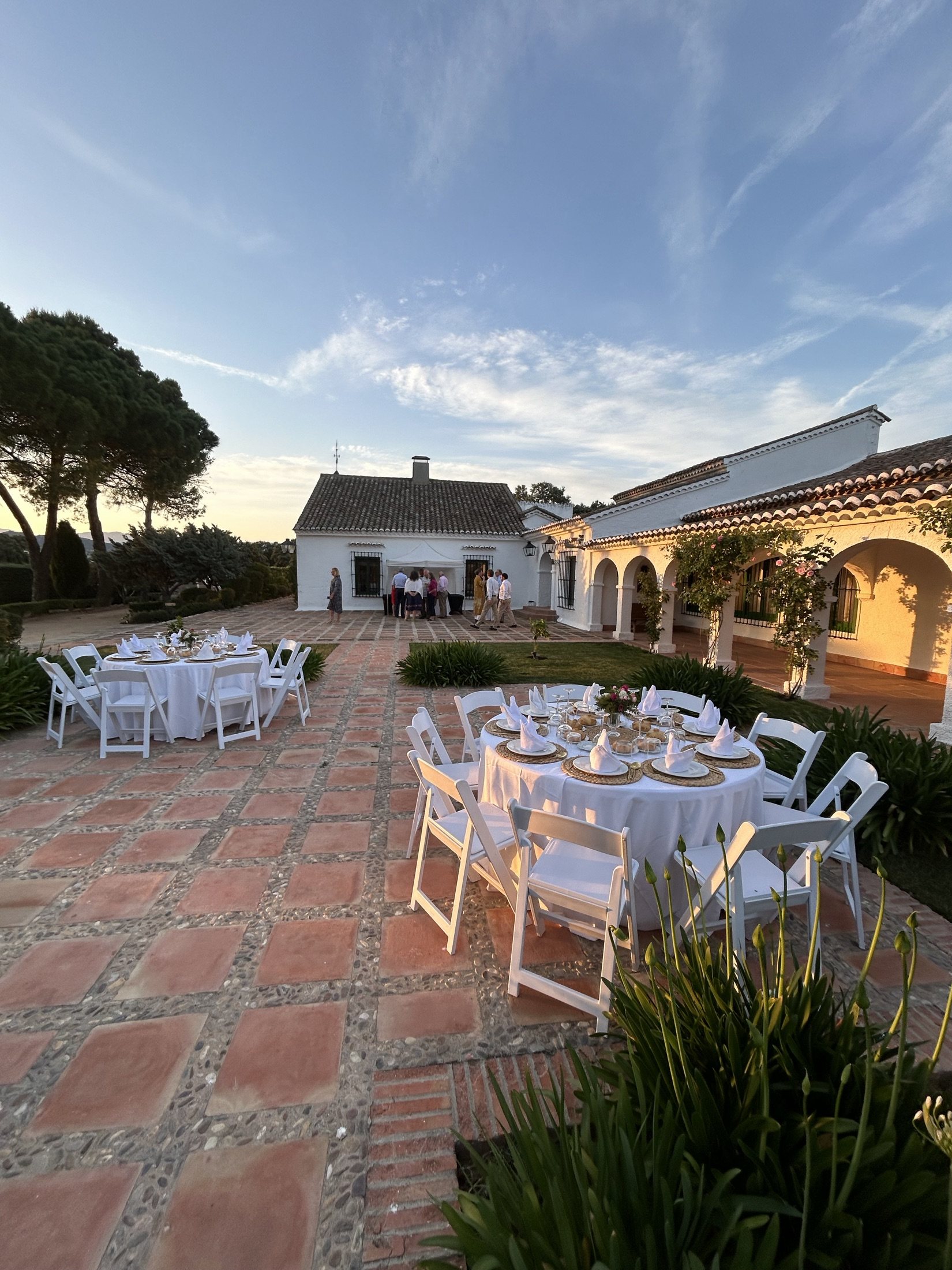 Patio castellano de La Ronca preparado para comida privada